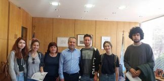 ΔΩΡΕΑΝ ΤΑΞΙΔΙ ΣΤΙΣ ΒΡΥΞΕΛΛΕΣ ΓΙΑ ΕΞΙ ΝΕΟΥΣ ΤΗΣ ΠΟΛΗΣ ΜΑΣ Έξι παιδιά από τα σχολεία της πόλης μας, τα οποία αρίστευσαν στις πανελλήνιες εξετάσεις της προηγούμενης σχολικής χρονιάς, ταξίδεψαν σήμερα στις Βρυξέλλες, με κύριο σκοπό να επισκεφθούν το Ευρωκοινοβούλιο και να γνωρίσουν τα θεσμικά όργανα της ΕΕ και τον τρόπο λειτουργίας τους. Το ταξίδι προσέφερε ο Ευρωβουλευτής Μανώλης Κεφαλογιάννης, μετά από ενέργειες της Αντιδημάρχου Παιδείας κας Μαρίας Αθανασάκου – Μουντάκη, η οποία και συνοδεύει τα παιδιά.
