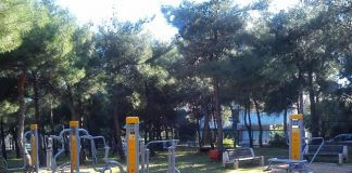Παρουσία γυμναστών στους υπαίθριους χώρους οργάνων γυμναστικής Παρουσία γυμναστών στους υπαίθριους χώρους οργάνων γυμναστικής