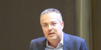 Μήνυμα Δημάρχου Ηλία Αποστολόπουλου για τις σημαίες σε όλα τα μπαλκόνια Μήνυμα Δημάρχου Ηλία Αποστολόπουλου για τις σημαίες σε όλα τα μπαλκόνια