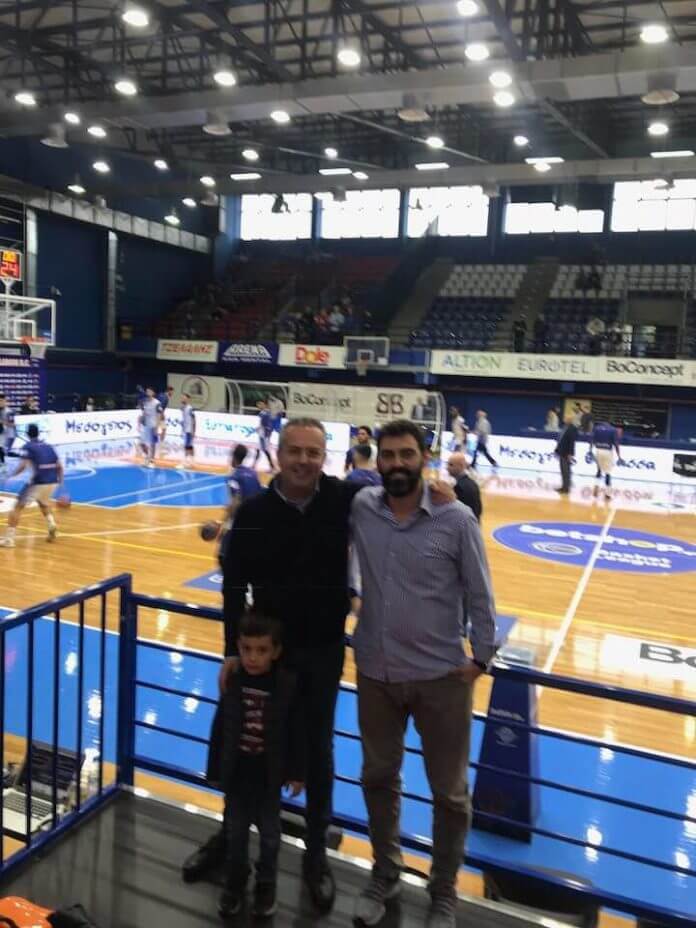 O Η. Αποστολόπουλος μαζί με τον Σταυρακάκη στον αγώνα μπασκετ Χολαργού1310