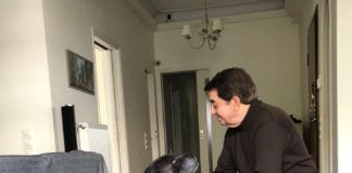 Παρέα με τον αγαπημένο του σκύλο ο Κώστας Τίγκας