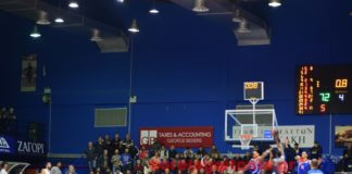 Ο παίκτης του Χολαργού Love να σκοράρει με το ένα χέρι