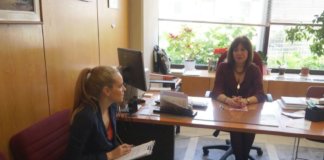 H Αντιδήμαρχος Μιμή Ρουφογάλη μιλάει στην Δήμητρα Κούτρα H Αντιδήμαρχος Μιμή Ρουφογάλη μιλάει στην Δήμητρα Κούτρα