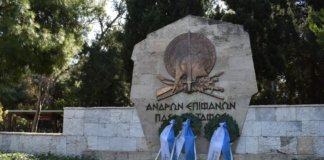 Δεν ξανάγινε στα χρονικά: Δείτε με ποιον κατέθεσε στεφάνι Δεν ξανάγινε στα χρονικά: Δείτε με ποιον κατέθεσε στεφάνι