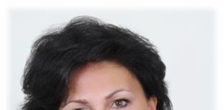 Η πρώτη κυρία σε σταυρούς στο Παπάγο Χρύσα Παρίση Η πρώτη κυρία σε σταυρούς στο Παπάγο Χρύσα Παρίση