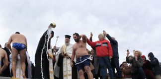 Ρίγη συγκίνησης για τα Θεοφάνεια στην ιστορική προκυμαία της Σμύρνης