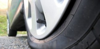 Χολαργός: Έσκασαν λάστιχο αυτοκινήτου έξω από το δημαρχείο Παπάγου -Χολαργού