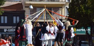 Νέα Ιωνία: Με κέφι, χορό και τραγούδι το αποκριάτικο γλέντι στον πεζόδρομο Παλαιών Πατρών Γερμανού