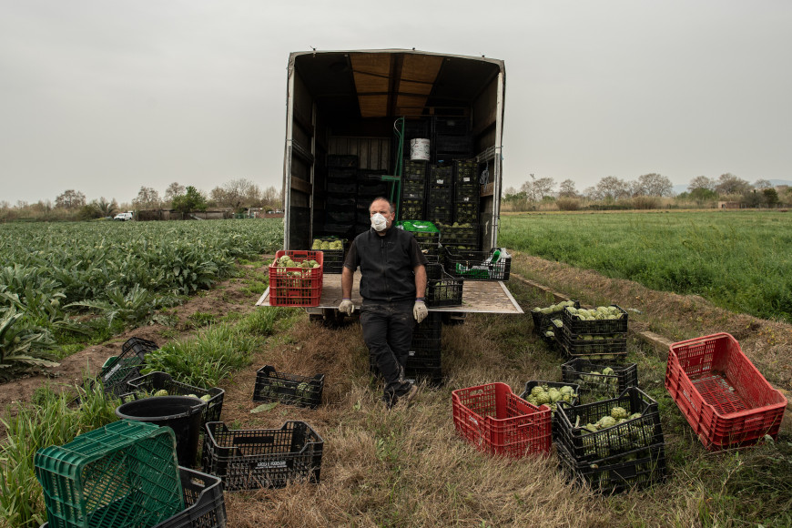 Kορωνοϊός: «Διώχνει» τους εργάτες από τα χωράφια απειλώντας την Ευρώπη με έλλειψη φρούτων & λαχανικών.