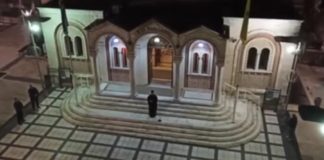 Κορωνοϊός: Ιερέας έψαλε «Τη Υπερμάχω» από το προαύλιο του ναού – Οι πιστοί συμμετείχαν από τα μπαλκόνια