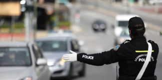 Μάνα στα Χανιά έκλεισε το παιδί της στο πορτ μπαγκάζ για να γλιτώσει το πρόστιμο