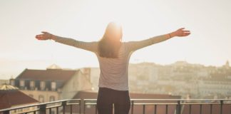 Οι Έλληνες βγαίνουν στις 21.00 στα μπαλκόνια και χειροκροτούν γιατρούς και νοσηλευτές