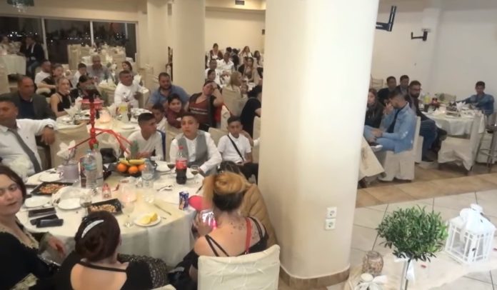 Τσιγγάνικος αρραβώνας σε κέντρο διακέδασης του Βόλου! Τον έχουν και live στο YouTube (1)