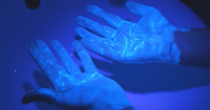 pos-o-koronoios-exaylonetai-trivontas-20-me-sapoyni-kai-nero-tromeri-eikona-me-yperiodes-fos-vid