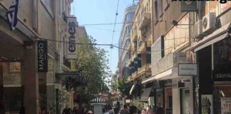 Εκπτώσεις: «Ακριβοθώρητοι» οι πελάτες στα μαγαζιά του κέντρου