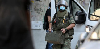 Εξάρχεια: Συναγερμός από χειροβομβίδα που βρέθηκε σε πατάρι σπιτιού