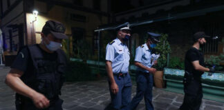 Κορωνοϊός: Έπεσαν τα πρώτα δεκαχίλιαρα σε Ρόδο και Χανιά