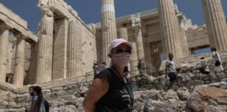 Κορωνοιός: Ρεκόρ κρουσμάτων και προειδοποιήσεις από τους ειδικούς