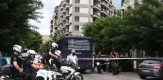 Θεσσαλονίκη: Αντιεξουσιαστές έξω από κατάληψη που εκκενώθηκε