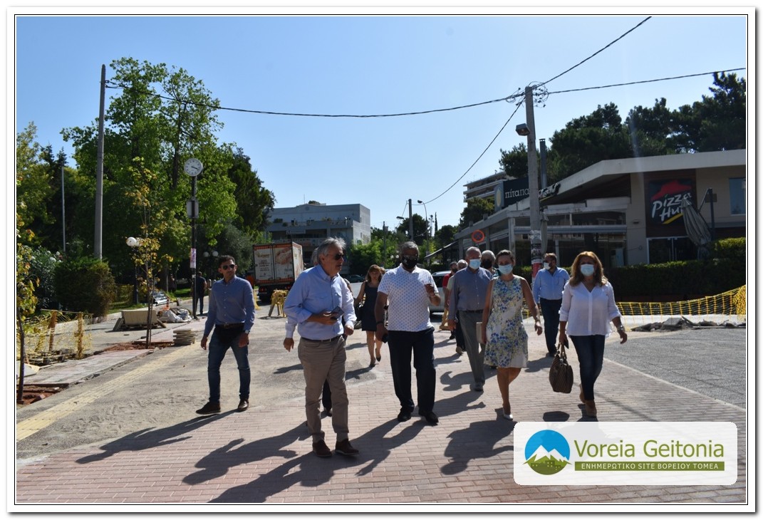 Γιώργος Πατούλης: Βόλτα στα στενά την Αγίας Παρασκευής με Ζορμπά και Γιαννακόπουλο 