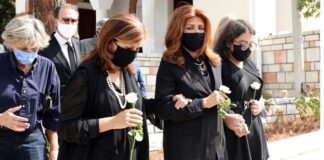 Μιμή Ντενίση: Το τελευταίο αντίο στην μητέρα της στο κοιμητήριο Παπάγου