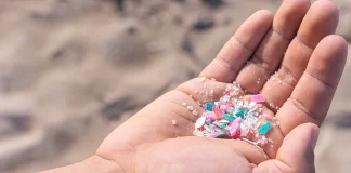 Η Κομισιόν περιορίζει τα μικροπλαστικά.