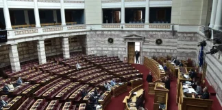 Βουλή: Ήρθη ομόφωνα η ασυλία Δούρου, Καλαματιανό και Κοτρωνιά.