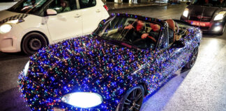 2.500 χριστουγεννιάτικα λαμπάκια πάνω σε αυτοκίνητο