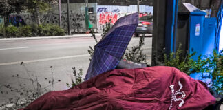 Η Αθέατη Πλευρά της Πόλης: Οι Άστεγοι μέσα από τον Φακό του Γιώργου Κονταρίνη