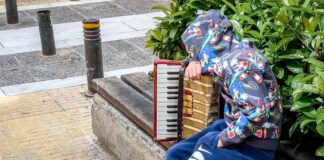 “Αποκοιμήθηκε με το ακορντεόν στην αγκαλιά… όχι από παιχνίδι, αλλά από κούραση”