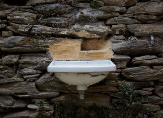 «Color me beautiful»: Ένα νησί, δύο βλέμματα και η φωτογραφική καταγραφή μιας μεταβαλλόμενης ταυτότητας