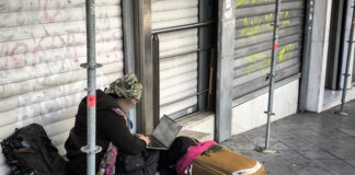 Η φωτογραφία που τράβηξε ο φωτορεπόρτερ Γιώργος Κονταρίνης αποτυπώνει μια συγκινητική και δυνατή στιγμή