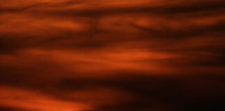 «Πασχαλινή Ανάσταση με φόντο τη δύση του ηλίου στην Αχαράβη, Βόρεια Κέρκυρα»