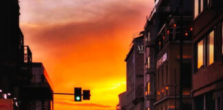 Δύση ηλίου στη πόλη