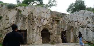 Οι Φυλακές του Σωκράτη: Μύθος και Ιστορία στη Σκιά της Ακρόπολης