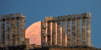 Οι φωτογραφίες του Γιώργου Κονταρίνη από το φεγγάρι στο Σούνιο καθηλώνουν: Μια μέρα πριν την πανσέληνο του Ιουνίου