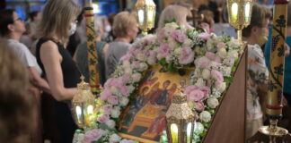 Με λαμπρότητα ο εορτασμός της Αγίας Τριάδας στον Χολαργό
