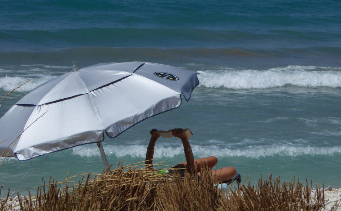 ΚΑΛΟΚΑΙΡΙΝΗ ΕΙΚΟΝΑ ΣΤΗ ΒΟΡΕΙΑ ΚΕΡΚΥΡΑ ΠΑΡΑΛΙΑ ΑΧΑΡΑΒΗΣ(ΚΟΝΤΑΡΙΝΗΣ ΓΙΩΡΓΟΣ EUROKINISSI)