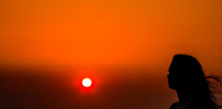 Η Δύναμη της Αγκαλιάς: Όταν το άγγιγμα μιλά πιο δυνατά από τις λέξεις