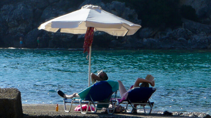 ΚΕΡΚΥΡΑ ΠΕΛΕΚΑΣ ΠΑΡΑΛΙΑ ΓΙΑΛΙΣΚΑΡΙ (ΚΟΝΤΑΡΙΝΗΣ ΓΙΩΡΓΟΣ EUROKINISSI)