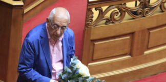 «Λουλούδια μνήμης από τον Νικήτα Κακλαμάνη στο έδρανο του Απόστολου Βεζυρόπουλου»