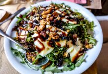 Σαλάτα με ρόκα, καρύδια, παρμεζάνα και βαλσάμικο – η γκουρμέ πλευρά της φρεσκάδας