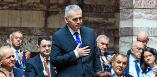 Ο Μάξιμος Χαρακόπουλος νέος Γραμματέας της ΚΟ της ΝΔ με συμβολική γραβάτα με ελληνικές σημαίες