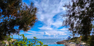 Ήπιος φθινοπωρινός καιρός με λίγες νεφώσεις και τοπικές βροχές την Τρίτη