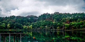 «Λίμνη Ζηρού: Ο καθρέφτης της φύσης και ο μύθος των δύο αδελφών»