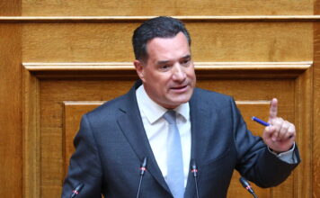 Ένταση στη Βουλή: Ο Νατσιός παρουσίασε ψεύτικη φωτογραφία του Άδωνη Γεωργιάδη