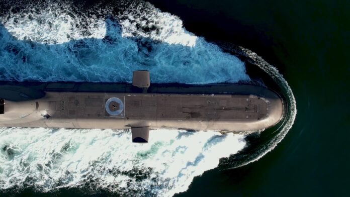 Ο ΥΕΘΑ Νίκος Δένδιας παρακολούθησε βολή νέου τύπου τορπίλης από το Υ/Β «ΠΙΠΙΝΟΣ»