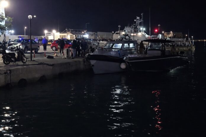 ΧΙΟΣ - ΣΥΓΚΡΟΥΣΗ ΣΚΑΦΟΥΣ ΤΟΥ ΛΙΜΕΝΙΚΟΥ ΜΕ ΣΚΑΦΟΣ ΔΙΑΚΙΝΗΤΩΝ ΠΟΥ ΜΕΤΕΦΕΡΕ ΜΕΤΑΝΑΣΤΕΣ