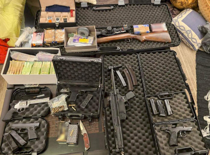 ΑΣΤΥΝΟΜΙΚΗ ΕΠΙΧΕΙΡΗΣΗ ΤΗΣ Δ.Α.Ο.Ε. ΓΙΑ ΤΗΝ ΕΞΑΡΘΡΩΣΗ ΕΓΚΛΗΜΑΤΙΚΗΣ ΟΡΓΑΝΩΣΗΣ ΤΑ ΜΕΛΗ ΤΗΣ ΟΠΟΙΑΣ ΔΡΑΣΤΗΡΙΟΠΟΙΟΥΝΤΑΝ ΣΤΗΝ ΠΑΡΑΣΚΕΥΗ ΚΑΙ ΠΩΛΗΣΗ ΛΑΘΡΑΙΩΝ ΚΑΠΝΙΚΩΝ ΠΡΟΙΟΝΤΩΝ. (ΥΠΟΥΡΓΕΙΟ ΠΡΟΣΤΑΣΙΑΣ ΤΟΥ ΠΟΛΙΤΗ - ΓΡΑΦΕΙΟ ΕΝΗΜΕΡΩΣΗΣ & ΕΠΙΚΟΙΝΩΝΙΑΣ/EUROKINISSI)