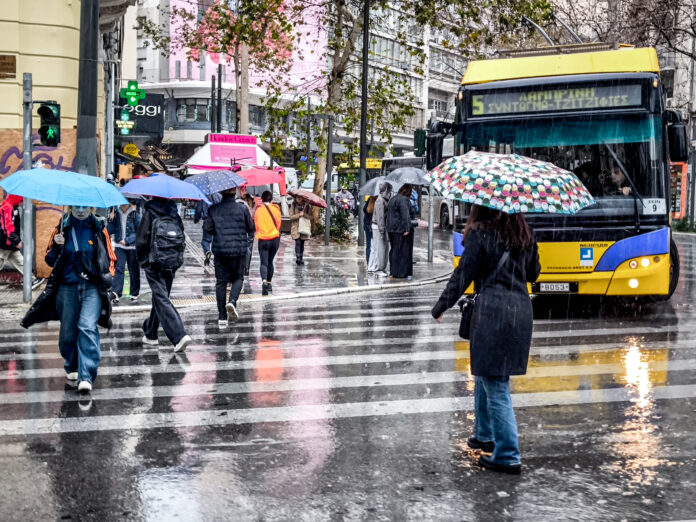 ΒΡΟΧH ΣΤΗΝ ΑΘΗΝΑ (ΓΙΩΡΓΟΣ ΚΟΝΤΑΡΙΝΗΣ / EUROKINISSI)